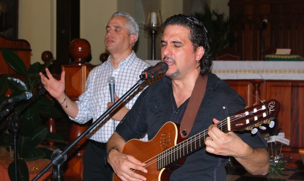 Roberto Ramírez y Luis Pérez en encuentro de alabanza en la iglesia del Rosario de Moca